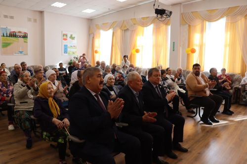 Дамир Ишкинеев посетил Нурлатский дом-интернат для престарелых и инвалидов