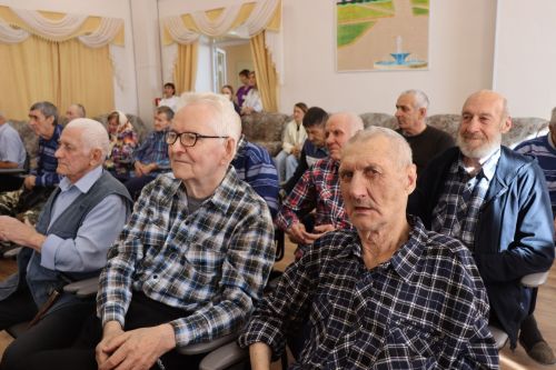 Дамир Ишкинеев посетил Нурлатский дом-интернат для престарелых и инвалидов