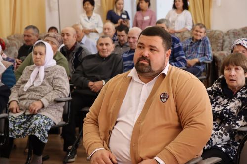 Дамир Ишкинеев посетил Нурлатский дом-интернат для престарелых и инвалидов