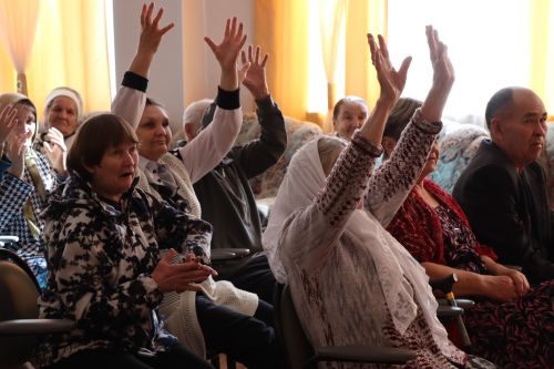 Дамир Ишкинеев посетил Нурлатский дом-интернат для престарелых и инвалидов