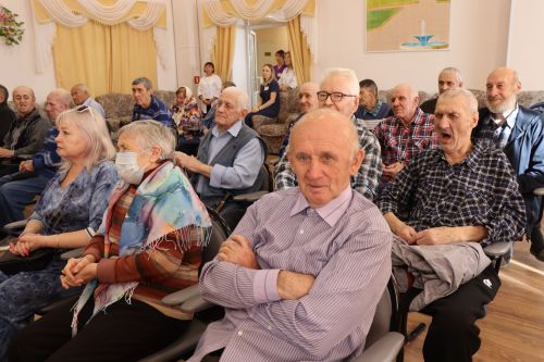 Дамир Ишкинеев посетил Нурлатский дом-интернат для престарелых и инвалидов