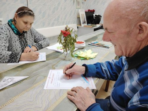 Жители Нурлатского дома-интерната поддержали бойцов теплыми письмами