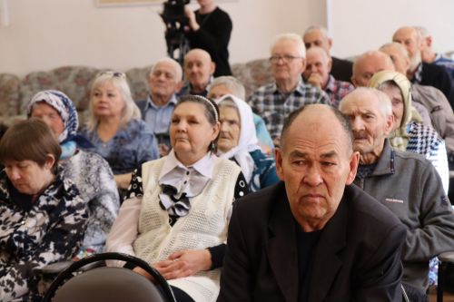 Дамир Ишкинеев посетил Нурлатский дом-интернат для престарелых и инвалидов