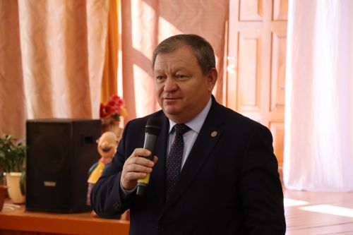 Дамир Ишкинеев посетил Нурлатский дом-интернат для престарелых и инвалидов