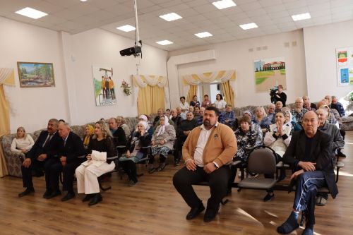 Дамир Ишкинеев посетил Нурлатский дом-интернат для престарелых и инвалидов