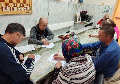 Жители Нурлатского дома-интерната поддержали бойцов теплыми письмами