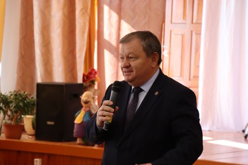 Дамир Ишкинеев посетил Нурлатский дом-интернат для престарелых и инвалидов