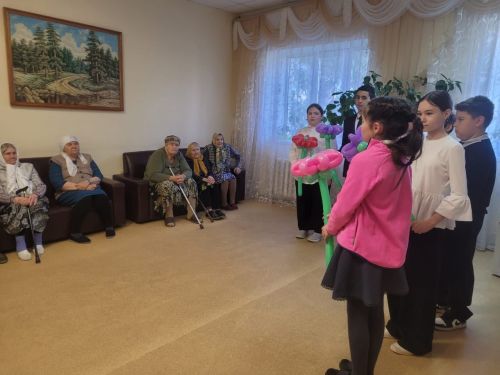 Урок добра: нурлатские школьники поздравили пожилых людей