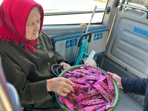 Сладкие комплименты пассажирам в День пожилого человека