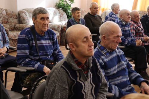 Дамир Ишкинеев посетил Нурлатский дом-интернат для престарелых и инвалидов