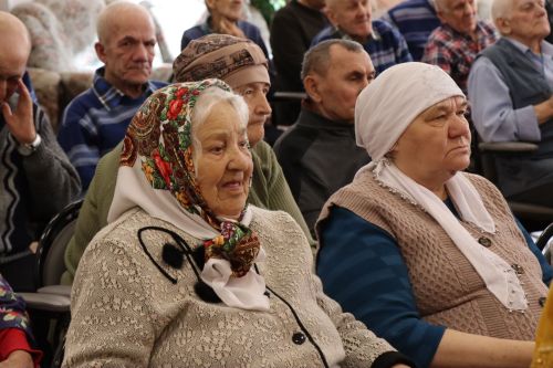 Дамир Ишкинеев посетил Нурлатский дом-интернат для престарелых и инвалидов