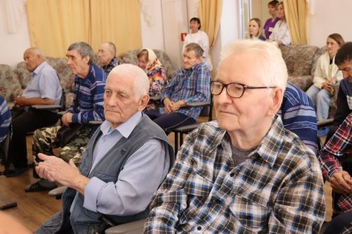 Дамир Ишкинеев посетил Нурлатский дом-интернат для престарелых и инвалидов