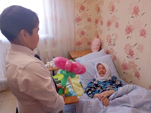 Урок добра: нурлатские школьники поздравили пожилых людей
