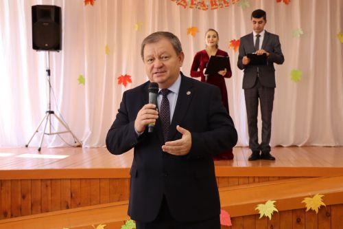 Дамир Ишкинеев посетил Нурлатский дом-интернат для престарелых и инвалидов
