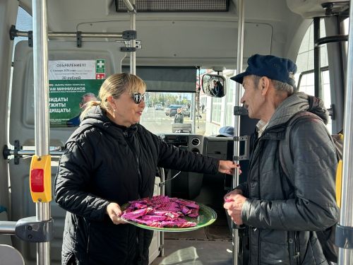 Сладкие комплименты пассажирам в День пожилого человека