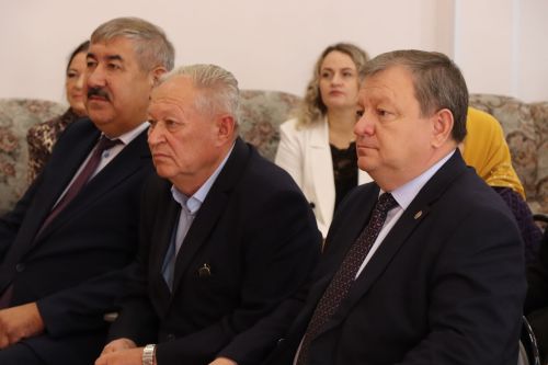 Дамир Ишкинеев посетил Нурлатский дом-интернат для престарелых и инвалидов