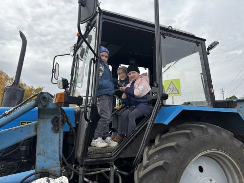 Школьники из Мамыково ненадолго стали трактористами