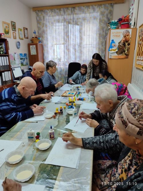 Рисуя добро: в Нурлатском доме-интернате прошёл мастер-класс по рисованию манкой