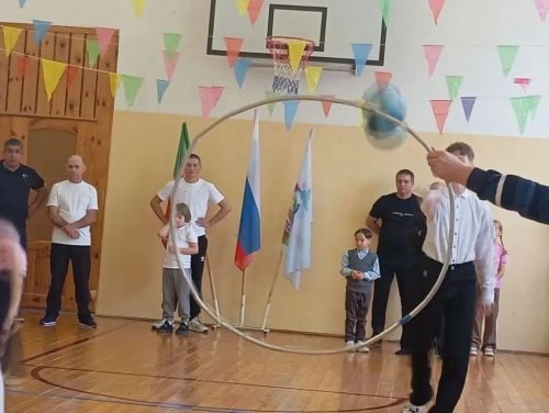 Трогательные поздравления: нурлатские школьники чествовали отцов