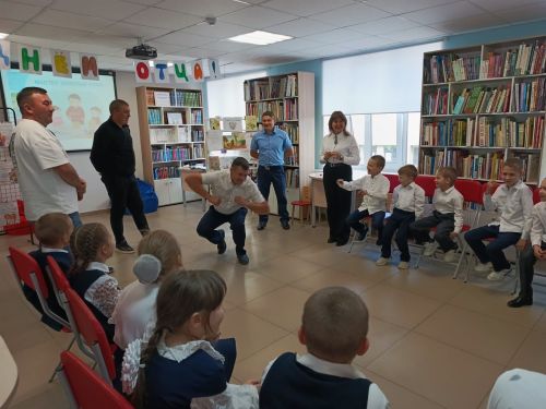Трогательный праздник в библиотеке: первоклассники поздравили отцов и дедушек