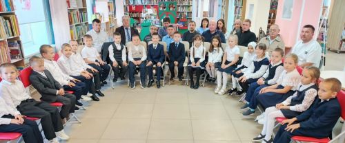 Трогательный праздник в библиотеке: первоклассники поздравили отцов и дедушек