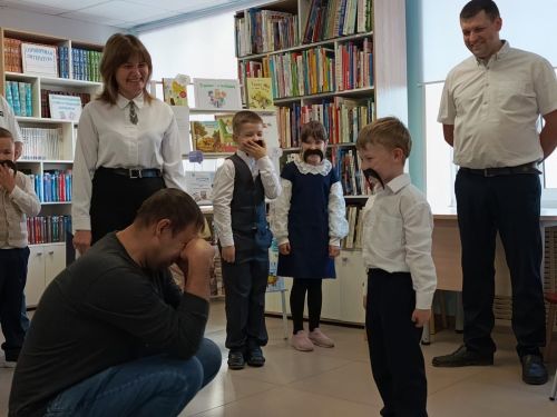 Трогательный праздник в библиотеке: первоклассники поздравили отцов и дедушек