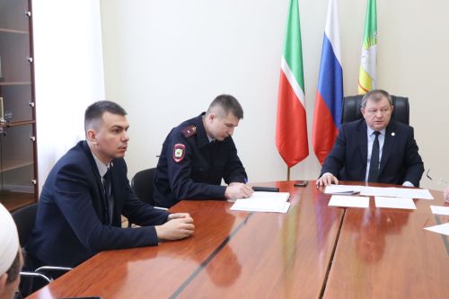 Дамир Ишкинеев провел заседание по вопросам взаимодействия с религиозными и общественными организациями