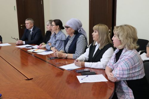 Дамир Ишкинеев провел заседание по вопросам взаимодействия с религиозными и общественными организациями
