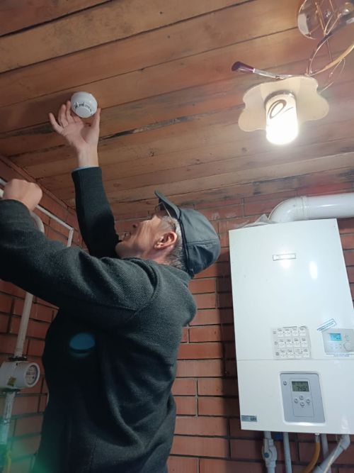 В Нурлате продолжается установка автономных пожарных извещателей в семьях