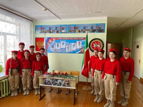 Члены фонда «Все для победы Нурлат» на фасаде домов погибших на спецоперации бойцов устанавливают памятные доски