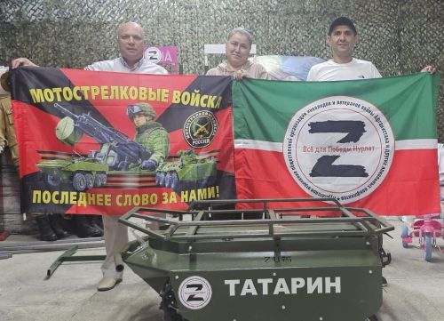 Члены фонда «Все для победы Нурлат» на фасаде домов погибших на спецоперации бойцов устанавливают памятные доски