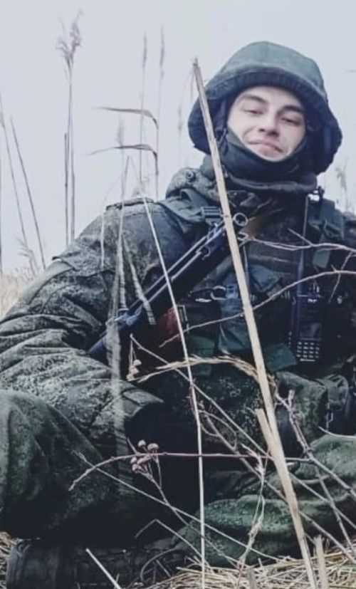 Члены фонда «Все для победы Нурлат» на фасаде домов погибших на спецоперации бойцов устанавливают памятные доски