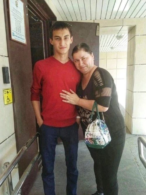 Члены фонда «Все для победы Нурлат» на фасаде домов погибших на спецоперации бойцов устанавливают памятные доски