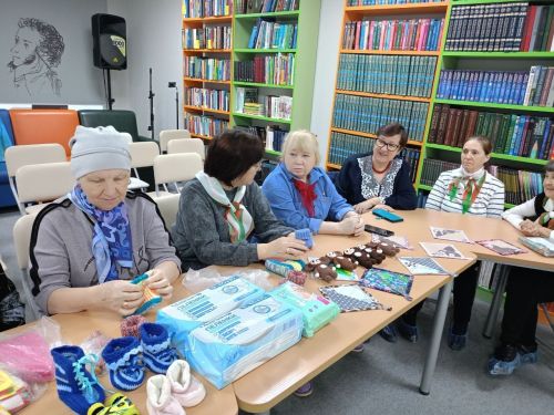 В Нурлате связали доброту: рукодельницы собрали посылку детям из Лисичанска и Рубежного