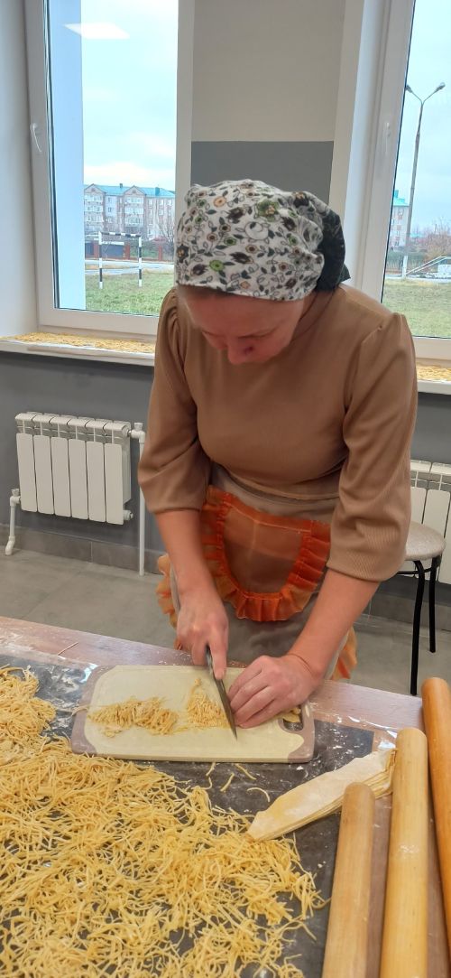В клубе «Мирас» Нурлата готовят лапшу и пишут письма для бойцов на фронт