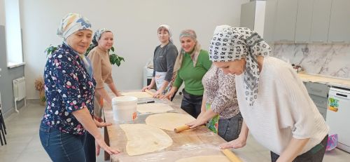В клубе «Мирас» Нурлата готовят лапшу и пишут письма для бойцов на фронт