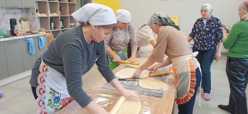 В клубе «Мирас» Нурлата готовят лапшу и пишут письма для бойцов на фронт