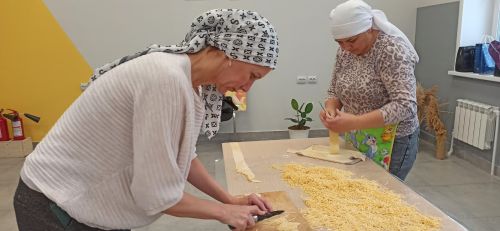 В клубе «Мирас» Нурлата готовят лапшу и пишут письма для бойцов на фронт