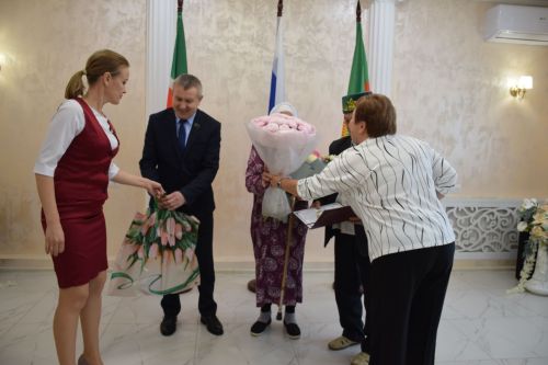 В Нурлате чествовали юбиляров семейной жизни (+фоторепортаж)