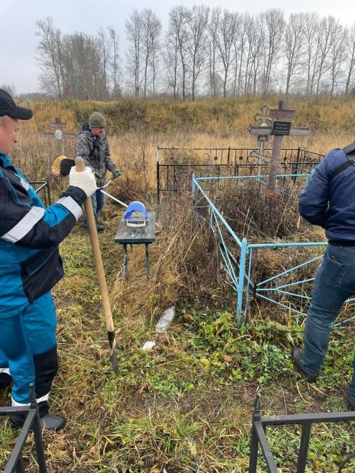 Сотрудники и подопечные нурлатского дома-интерната привели в порядок городские кладбища