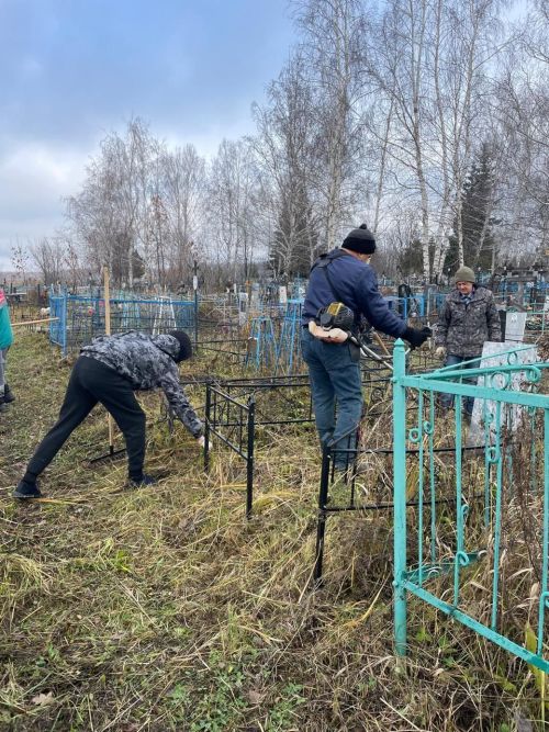 Сотрудники и подопечные нурлатского дома-интерната привели в порядок городские кладбища