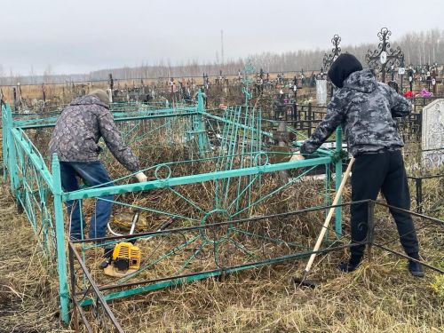 Сотрудники и подопечные нурлатского дома-интерната привели в порядок городские кладбища