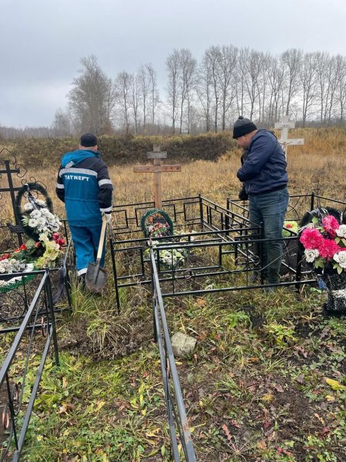 Сотрудники и подопечные нурлатского дома-интерната привели в порядок городские кладбища