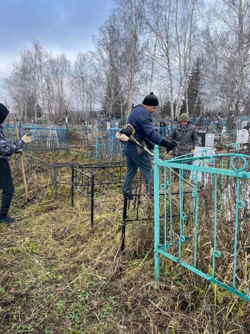 Сотрудники и подопечные нурлатского дома-интерната привели в порядок городские кладбища