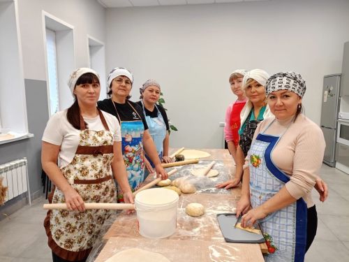 Сотрудники спортивной школы «Ледок» готовили лапшу для участников СВО
