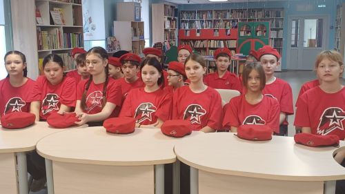 «Гордимся славою героев»: в городской библиотеке прошел патриотический час