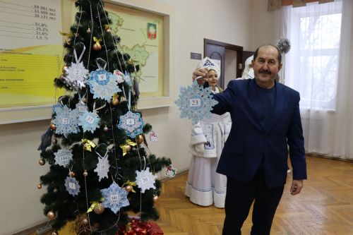 Дамир Ишкинеев первым снял снежинки с пожеланиями с «Елки желаний»