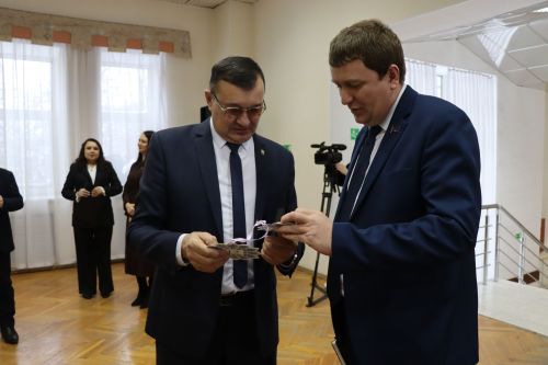 Дамир Ишкинеев первым снял снежинки с пожеланиями с «Елки желаний»