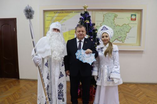 Дамир Ишкинеев первым снял снежинки с пожеланиями с «Елки желаний»