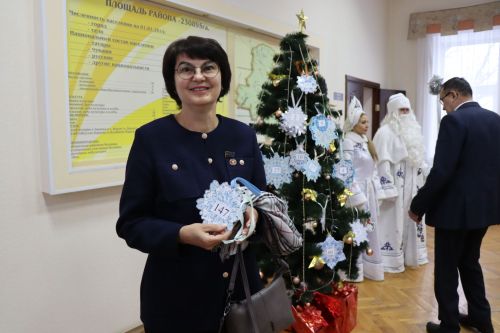 Дамир Ишкинеев первым снял снежинки с пожеланиями с «Елки желаний»